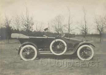 Fiat 88.jpg - Firma Broederlet verkocht vanuit de 1e Dorpsstraat diverse oude auto's waaronder deze: Fiat, 12/16 pk. Met chauffeur: Dirk Schutz Eigenaar auto: Mr. Blankenhagen (Huize Livland) Opname tussen 1910-30